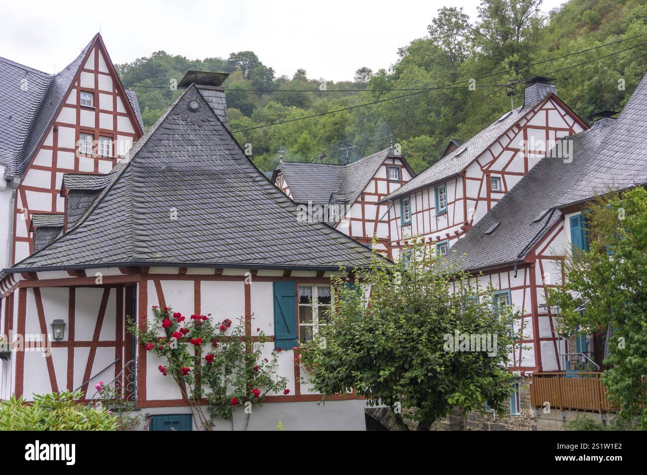 Pittoresche case a graticcio a Monreal, il villaggio più bello dell'Eifel, con dipinti rossi. Bellissime case nel famoso Villaggio Monreal Foto Stock Pittoresche case a graticcio a Monreal, il villaggio più bello dell'Eifel, con dipinti rossi. Bellissime case nel famoso Villaggio Monreal Foto Stock