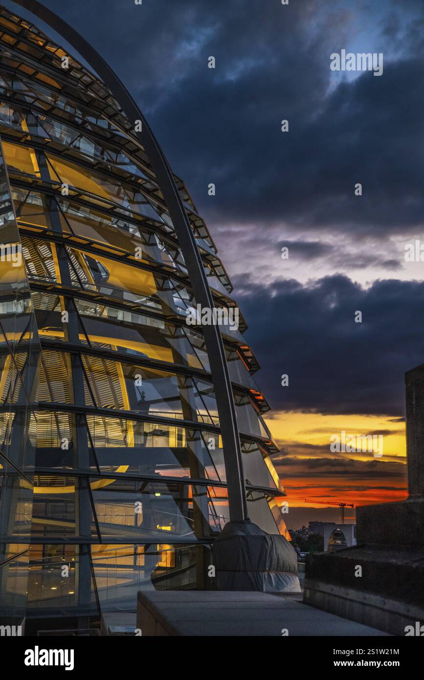 Il famoso tetto del Reichstag di Berlino con il cielo del tramonto Foto Stock Il famoso tetto del Reichstag di Berlino con il cielo del tramonto Foto Stock