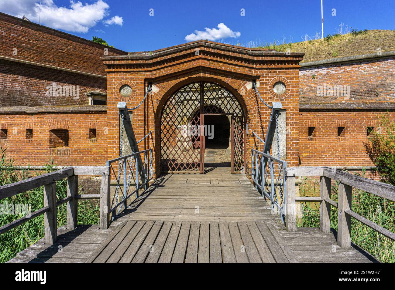 Cancello d'ingresso della storica Fortezza di Doemitz nella Germania orientale. Entrata della Fortezza di Doemitz in Germania Foto Stock Cancello d'ingresso della storica Fortezza di Doemitz nella Germania orientale. Entrata della Fortezza di Doemitz in Germania Foto Stock