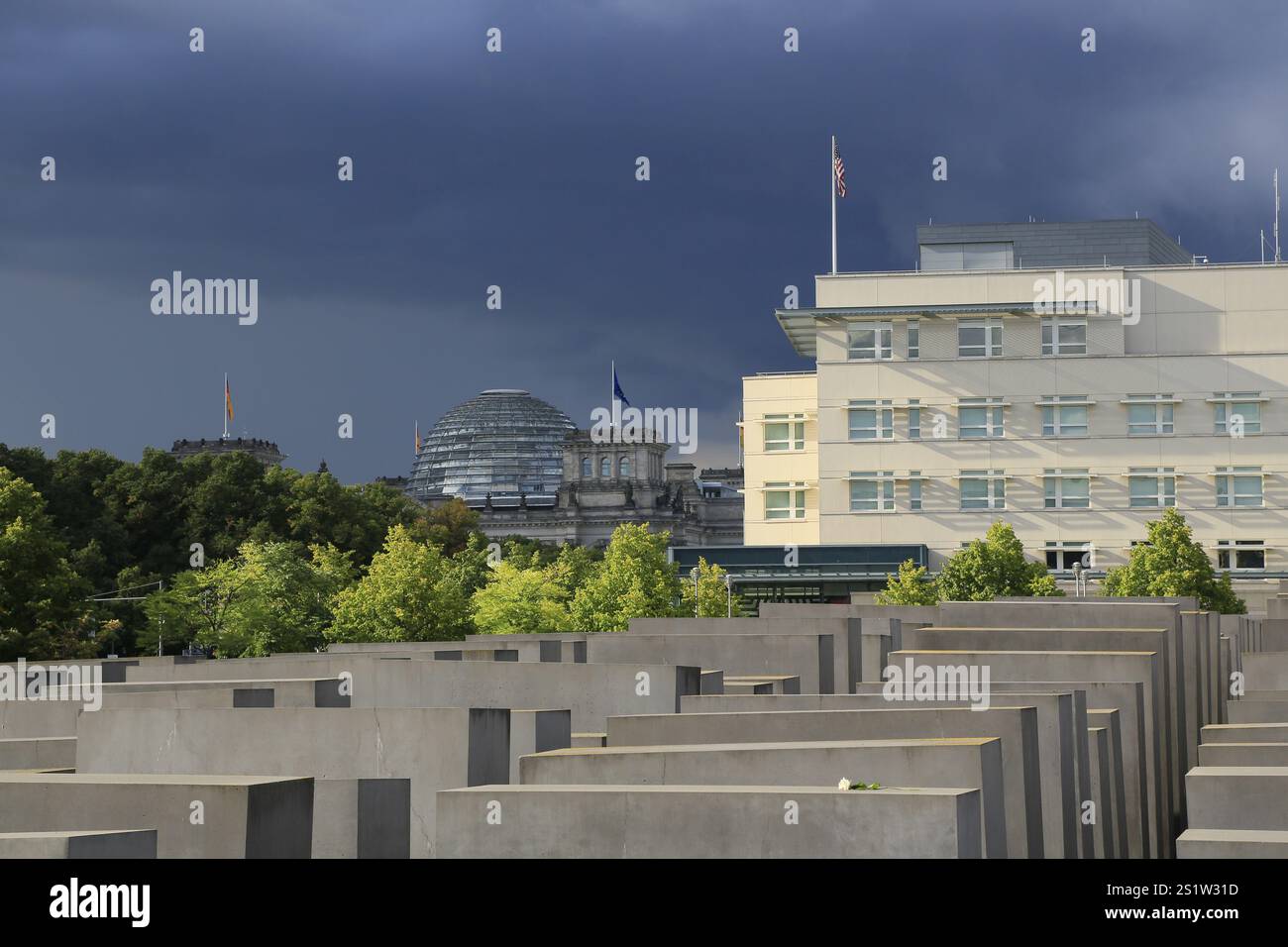 Memoriale agli ebrei assassinati d'Europa, Memoriale dell'Olocausto, Ambasciata degli Stati Uniti, Cupola del Reichstag, Berlino, Repubblica Federale di Germania Foto Stock