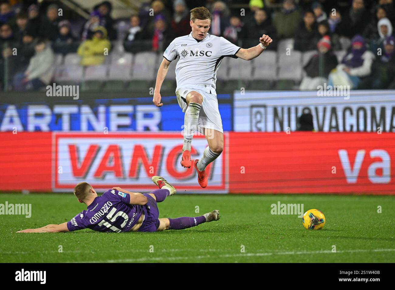 Stadio Artemio Franchi, Firenze, Italia - Scott McTominay della SSC Napoli e Pietro Comuzzo dell'AC Fiorentina durante la partita di calcio Enilive, Fiorentina vs Napoli, 4 gen 2025 (foto di Roberto Ramaccia/Sipa USA) crediti: SIPA USA/Alamy Live News Foto Stock