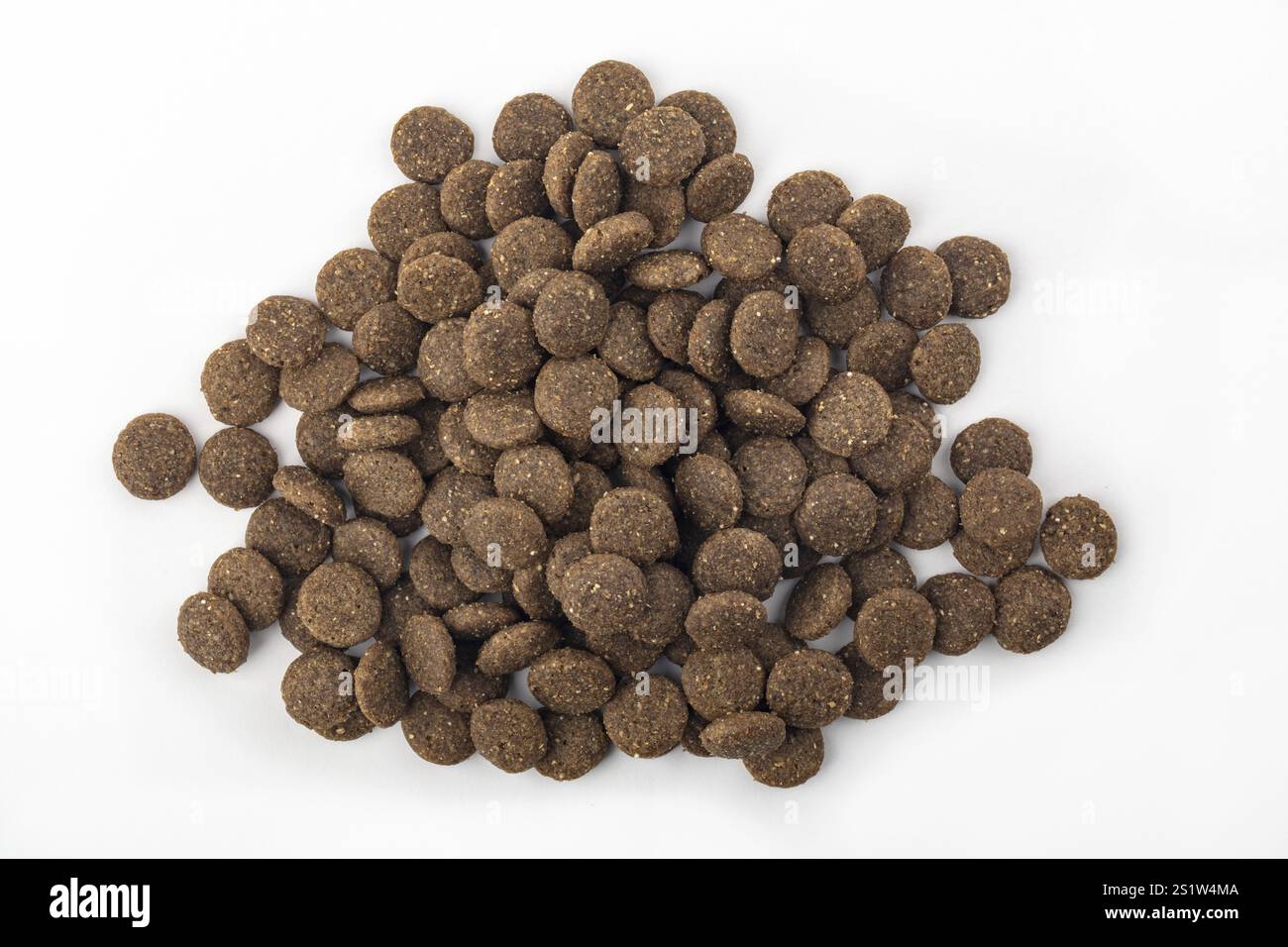 Trockenes Hunde- oder Katzenfutter isoliert auf weissem Hintergrund Foto Stock