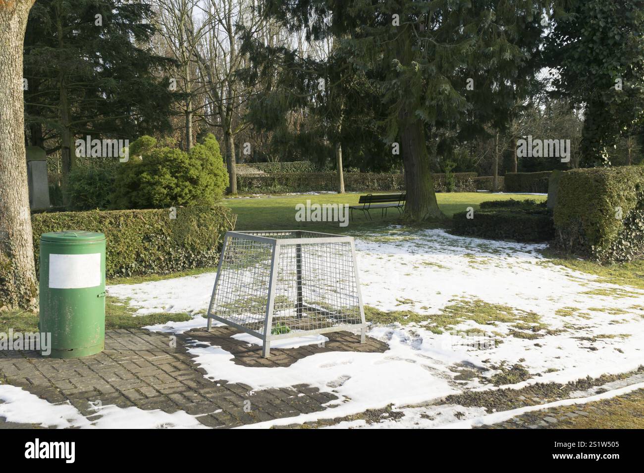 Park mit Naturmuellton im Winter bei Schnee Foto Stock