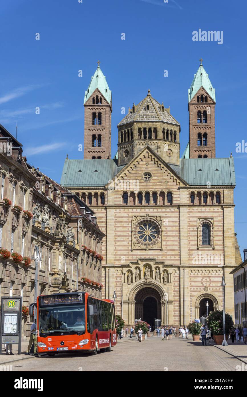 La splendida città di Speyer in Germania, con molti edifici storici, è un famoso Consiglio di viaggio. La splendida città di Speyer in Germania con molti edifici storici Foto Stock La splendida città di Speyer in Germania, con molti edifici storici, è un famoso Consiglio di viaggio. La splendida città di Speyer in Germania con molti edifici storici Foto Stock