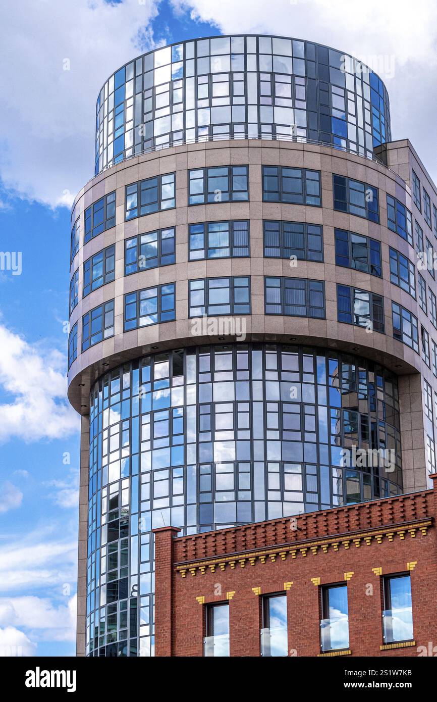 Edificio rotondo con finestre a specchio a Berlino Foto Stock