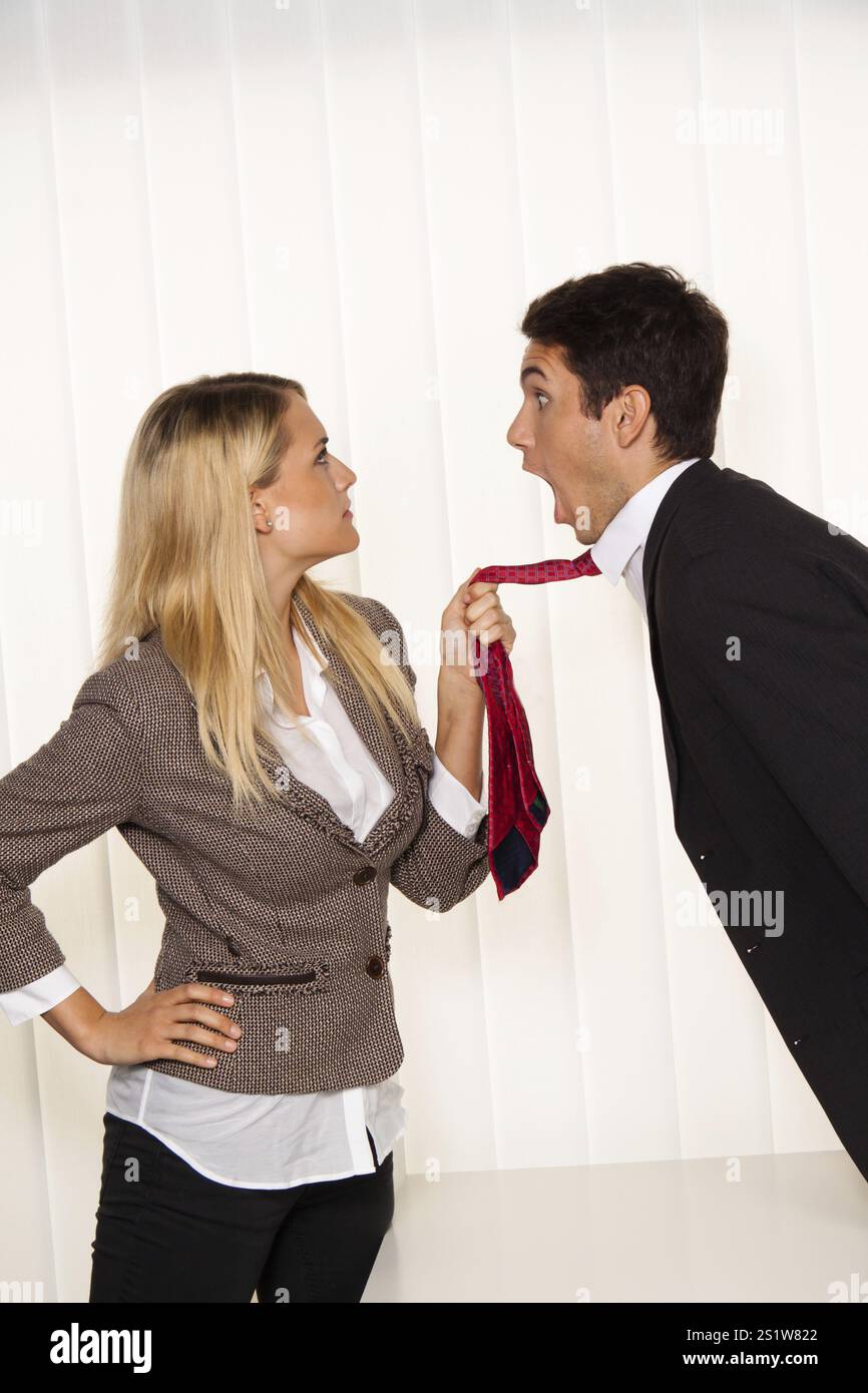 Bullismo sul posto di lavoro. Aggressione e controversie tra colleghi. Austria Foto Stock