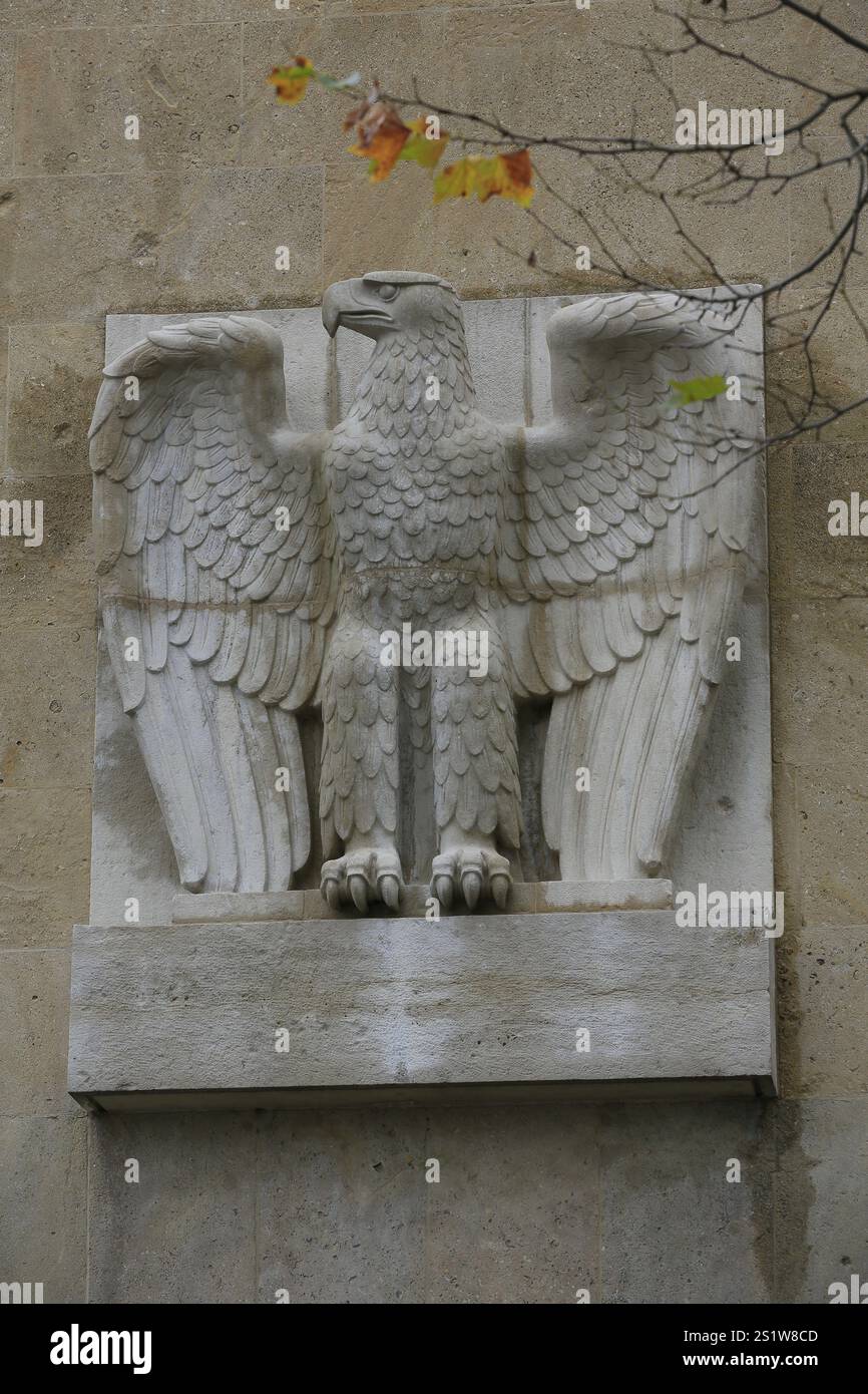 Aquila del Reich sulla facciata, neoclassico ex aeroporto Tempelhof di Berlino, aperto nel 1941 sotto i nazionalsocialisti, all'epoca il più grande buildi Foto Stock
