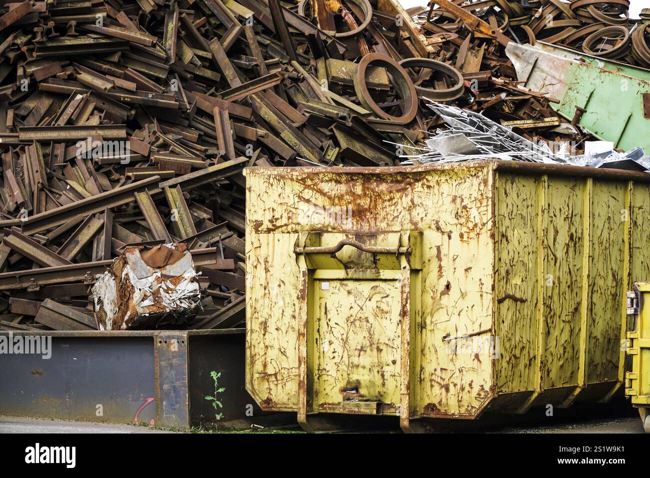 Sito di un deposito di rottami con container e gru Foto Stock