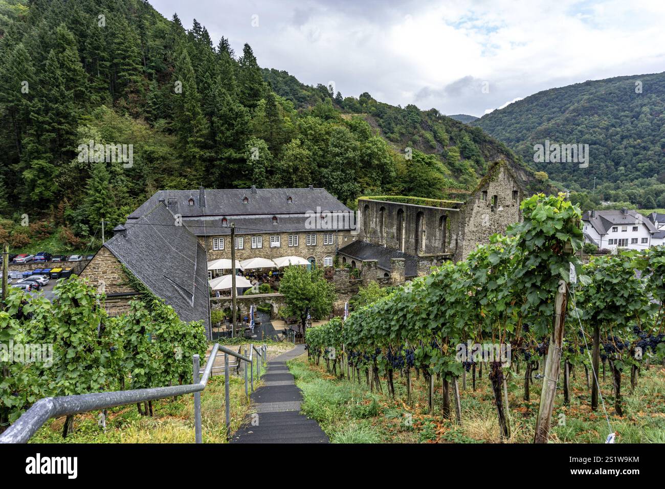 Un vecchio monastero nella valle di Ahr in Germania è un luogo famoso per riposare lungo il percorso escursionistico. Un antico monastero nella valle di Ahr in Germania è un famoso Foto Stock Un vecchio monastero nella valle di Ahr in Germania è un luogo famoso per riposare lungo il percorso escursionistico. Un antico monastero nella valle di Ahr in Germania è un famoso Foto Stock