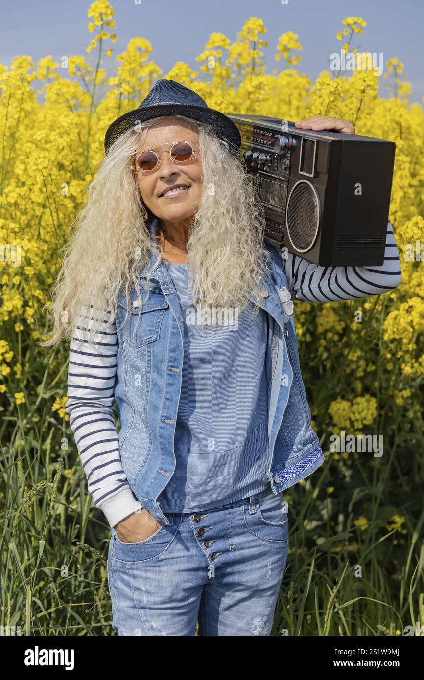 Le donne anziane si divertono con Boom Box vintage in Nature Foto Stock