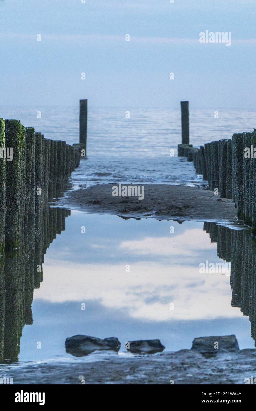 Splendida serata al mare nei Paesi Bassi con colori pastello nell'acqua Foto Stock