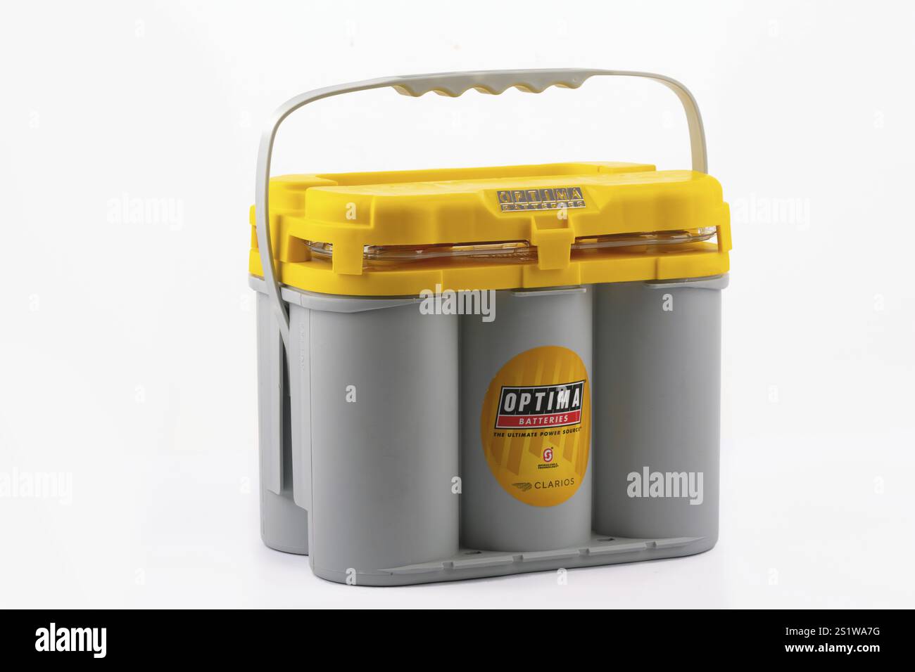 WETZLAR, Germania 2022-04-20: Batteria Optima gialla superiore. Le batterie OPTIMA sono batterie per auto ad alte prestazioni con potenza di avviamento superiore Foto Stock