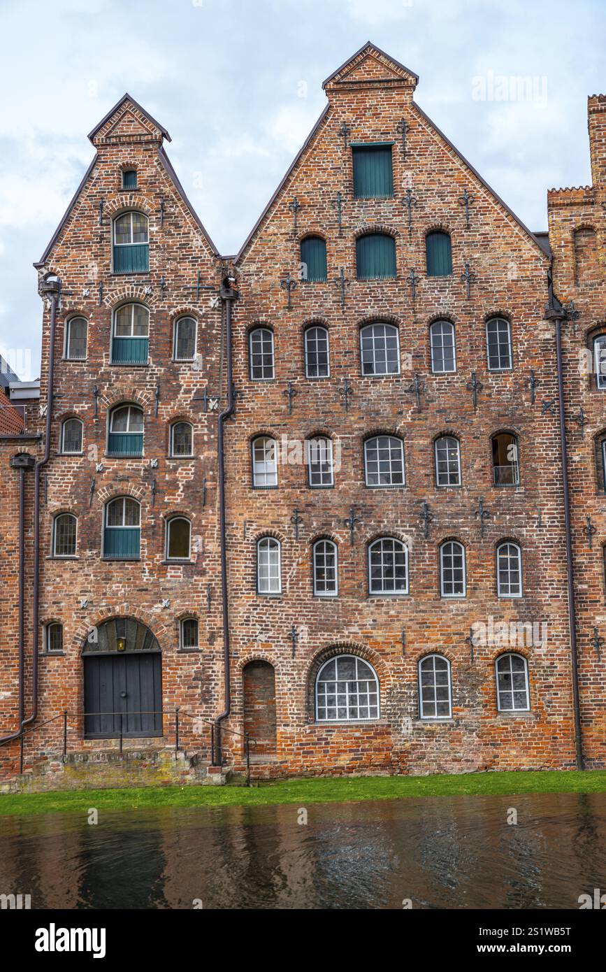 Gli edifici storici nei magazzini di Lubecca presso il porto sono una famosa e popolare attrazione fatta di mattoni rossi, edifici storici a Lubecca presso il porto Foto Stock Gli edifici storici nei magazzini di Lubecca presso il porto sono una famosa e popolare attrazione fatta di mattoni rossi, edifici storici a Lubecca presso il porto Foto Stock