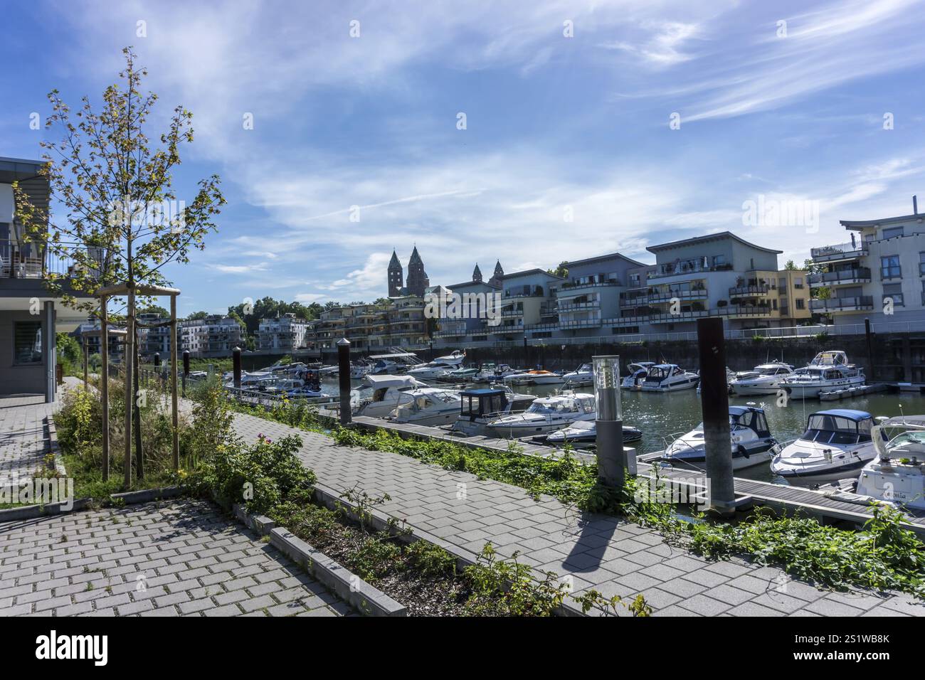 La splendida città di Speyer in Germania, con molti edifici storici, è un famoso Consiglio di viaggio. La splendida città di Speyer in Germania con molti edifici storici Foto Stock La splendida città di Speyer in Germania, con molti edifici storici, è un famoso Consiglio di viaggio. La splendida città di Speyer in Germania con molti edifici storici Foto Stock