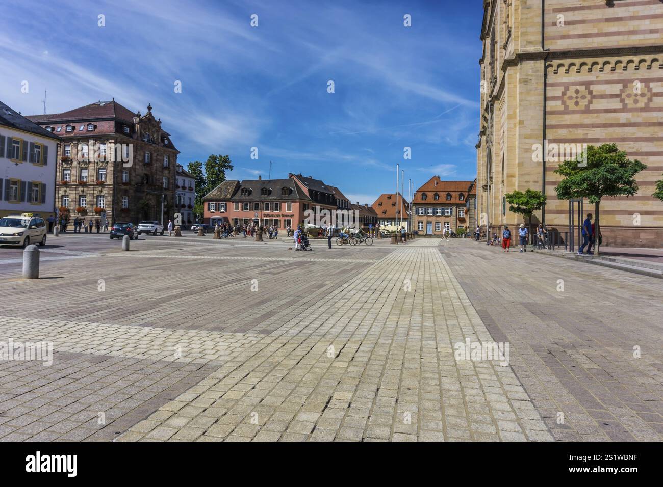 La splendida città di Speyer in Germania, con molti edifici storici, è un famoso Consiglio di viaggio. La splendida città di Speyer in Germania con molti edifici storici Foto Stock La splendida città di Speyer in Germania, con molti edifici storici, è un famoso Consiglio di viaggio. La splendida città di Speyer in Germania con molti edifici storici Foto Stock