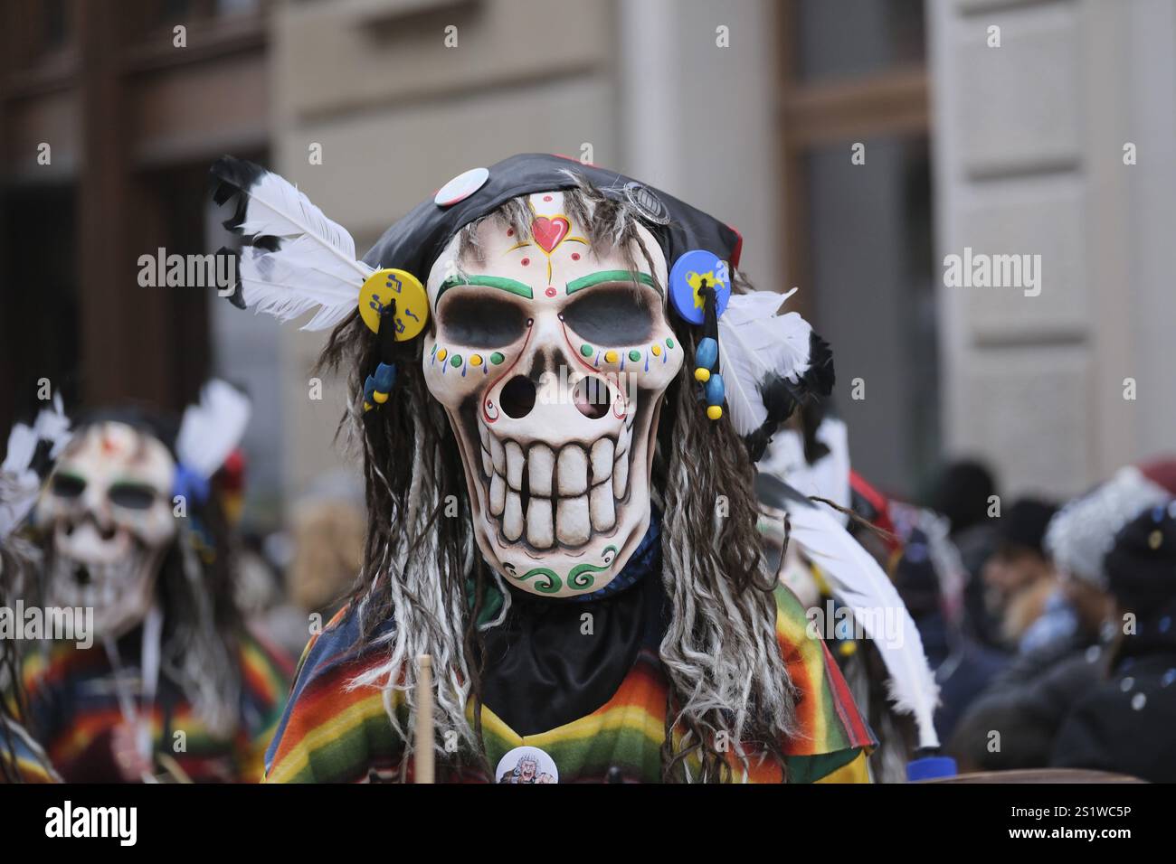 Maschere colorate per il cranio con piume decorative in una sfilata esuberante Foto Stock