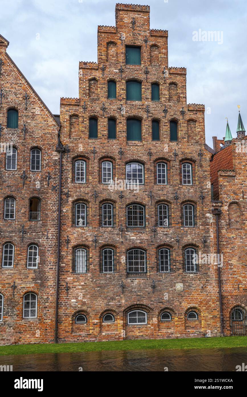 Gli edifici storici nei magazzini di Lubecca presso il porto sono una famosa e popolare attrazione fatta di mattoni rossi, edifici storici a Lubecca presso il porto Foto Stock Gli edifici storici nei magazzini di Lubecca presso il porto sono una famosa e popolare attrazione fatta di mattoni rossi, edifici storici a Lubecca presso il porto Foto Stock