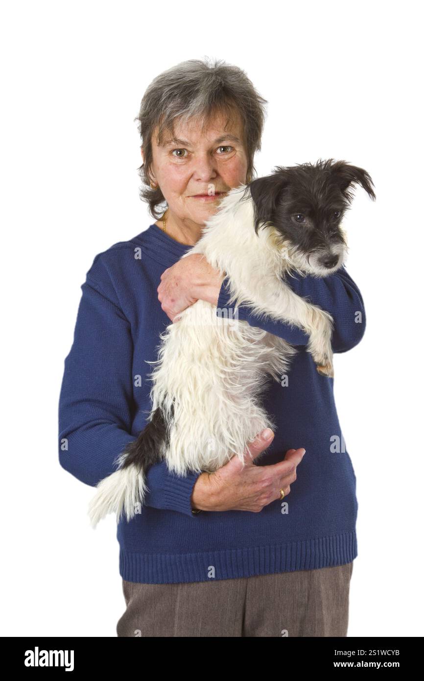 Donna anziana con cane - ritagliata su sfondo bianco Foto Stock