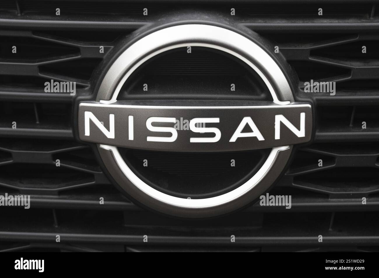 WETZLAR, Germania 2022-04-23: Logo Nissan su un'auto. Nissan è una multinazionale giapponese produttrice di automobili Foto Stock