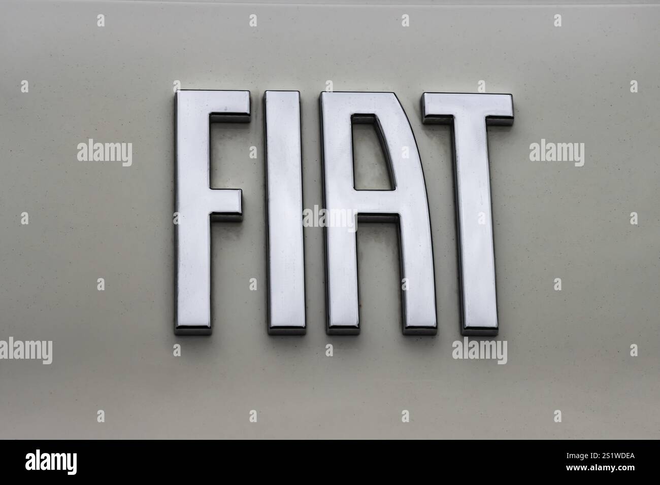 WETZLAR, GERMANIA 2022-04-23: LOGO FIAT. Fondata nel 1899 in Italia, nel 2013 è stata la seconda più grande casa automobilistica europea per volumi prodotti, e la sette Foto Stock