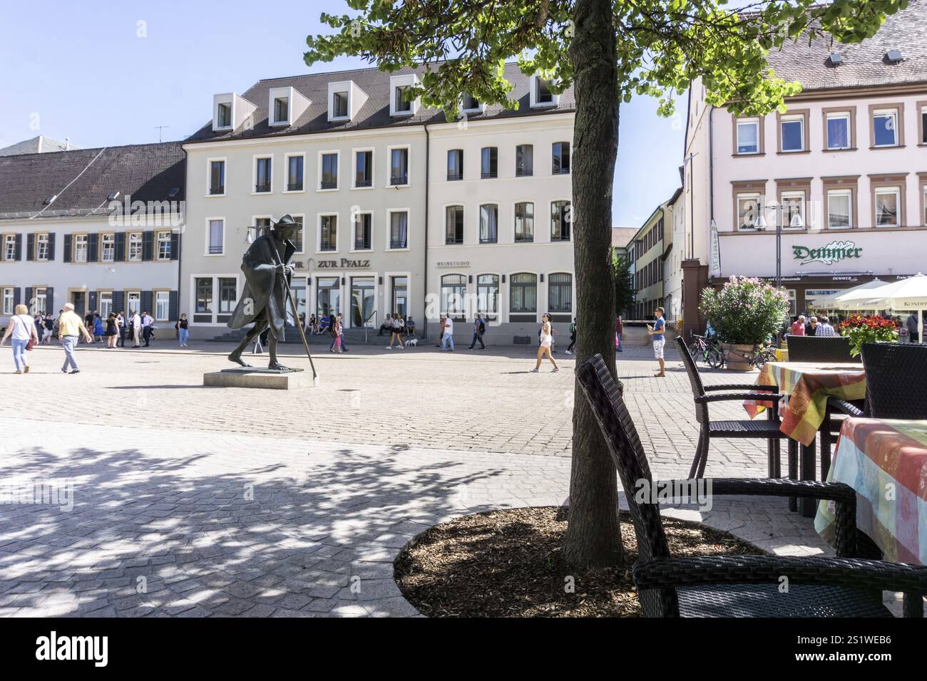 La splendida città di Speyer in Germania, con molti edifici storici, è un famoso Consiglio di viaggio. La splendida città di Speyer in Germania con molti edifici storici Foto Stock La splendida città di Speyer in Germania, con molti edifici storici, è un famoso Consiglio di viaggio. La splendida città di Speyer in Germania con molti edifici storici Foto Stock