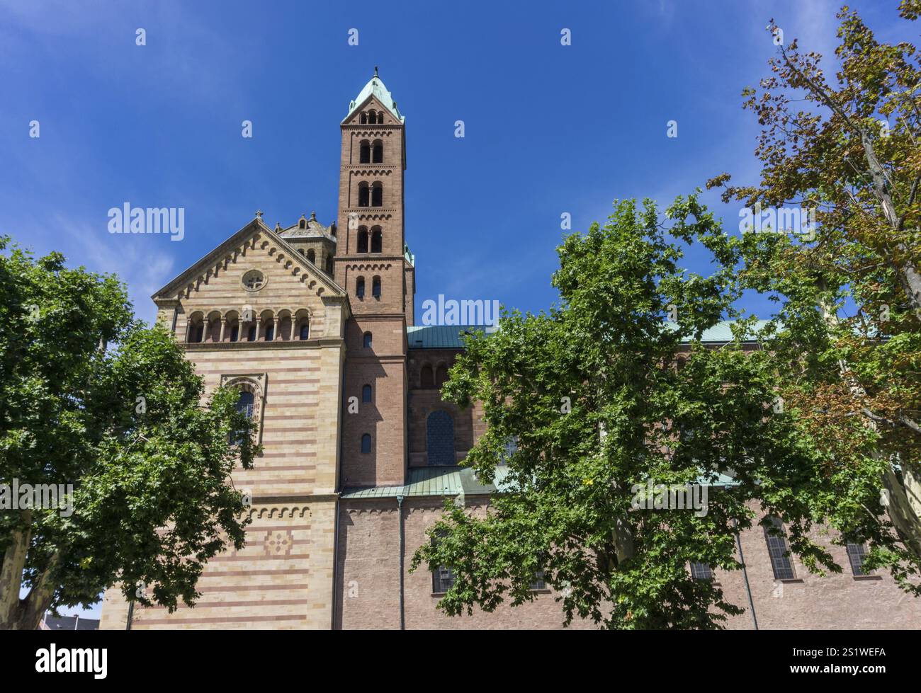 La splendida città di Speyer in Germania, con molti edifici storici, è un famoso Consiglio di viaggio. La splendida città di Speyer in Germania con molti edifici storici Foto Stock La splendida città di Speyer in Germania, con molti edifici storici, è un famoso Consiglio di viaggio. La splendida città di Speyer in Germania con molti edifici storici Foto Stock