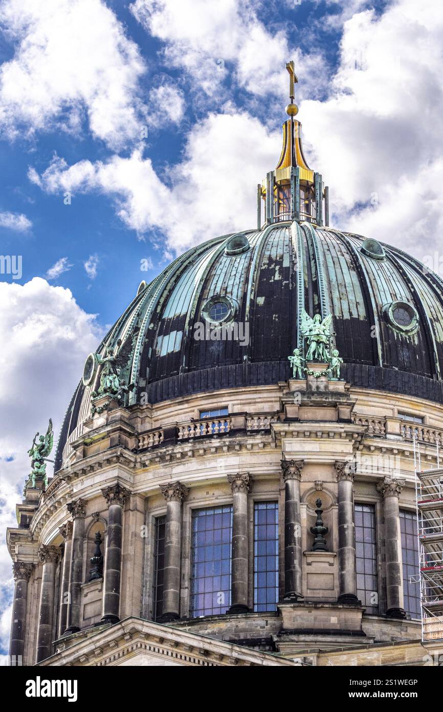 Cattedrale di Berlino con un grande tetto a cupola, una vista popolare nella capitale e un edificio storico. La famosa chiesa della cattedrale di Berlino con il cielo blu e. Foto Stock Cattedrale di Berlino con un grande tetto a cupola, una vista popolare nella capitale e un edificio storico. La famosa chiesa della cattedrale di Berlino con il cielo blu e. Foto Stock