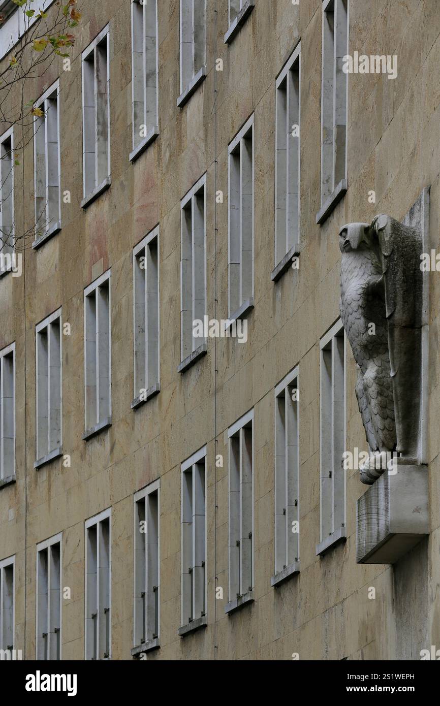 Aquila del Reich sulla facciata, neoclassico ex aeroporto Tempelhof di Berlino, aperto nel 1941 sotto i nazionalsocialisti, all'epoca il più grande buildi Foto Stock