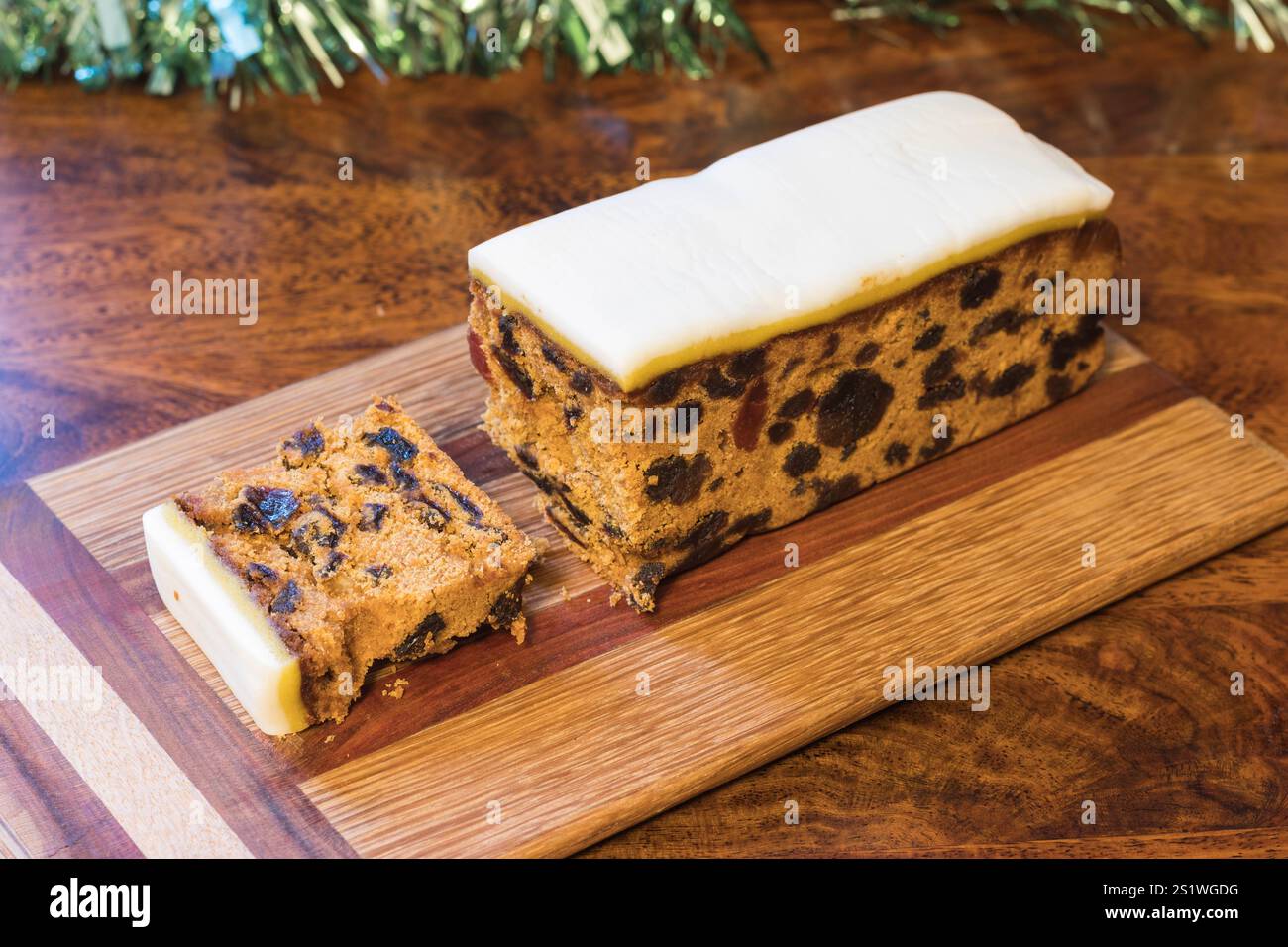 Torta di frutta di lusso con brandy, torta completa e fetta su tavola di legno Foto Stock