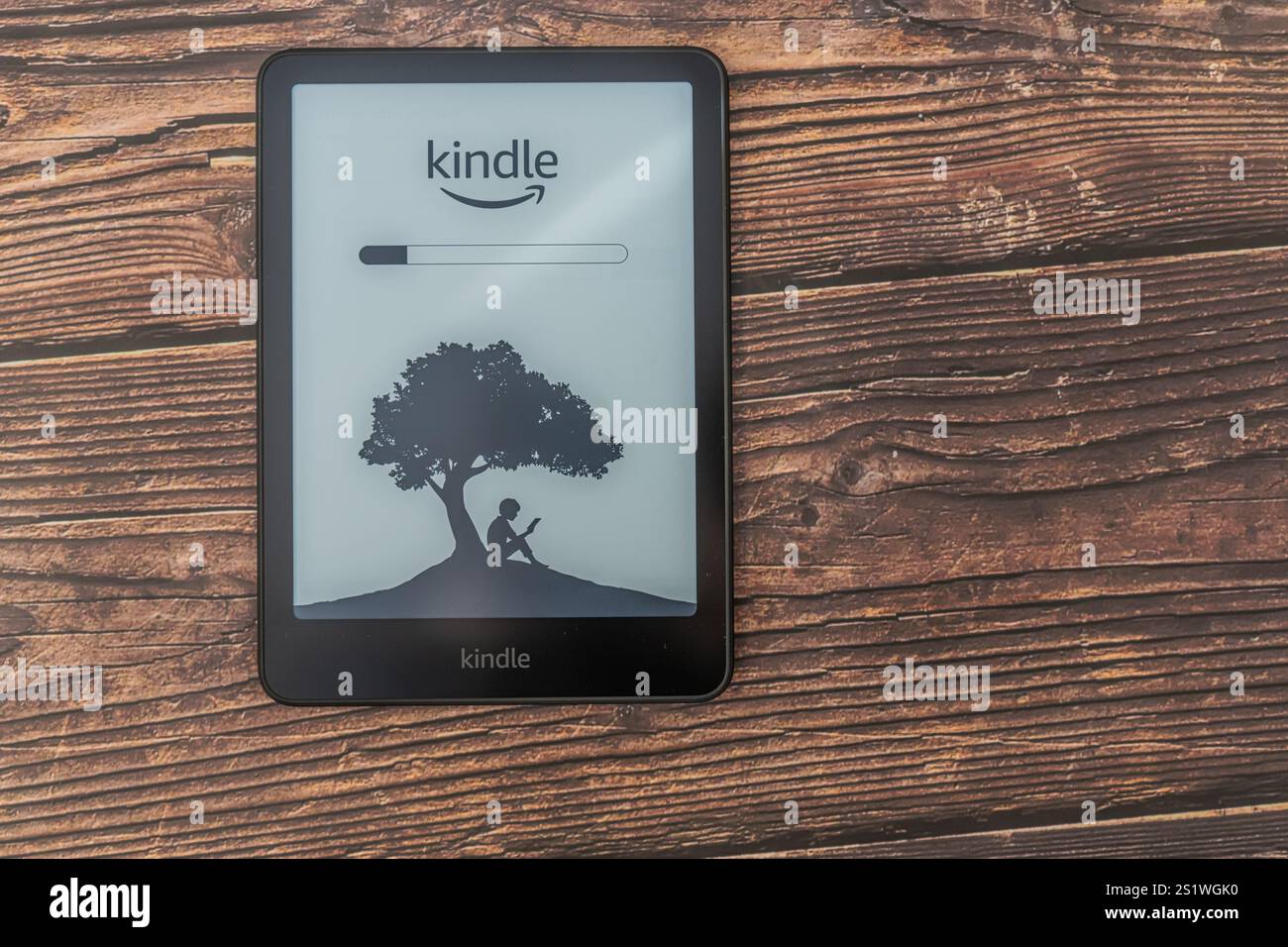 1° gennaio 2025 - Calgary Alberta Canada - Amazon Kindle Paperwhite ereader Foto Stock