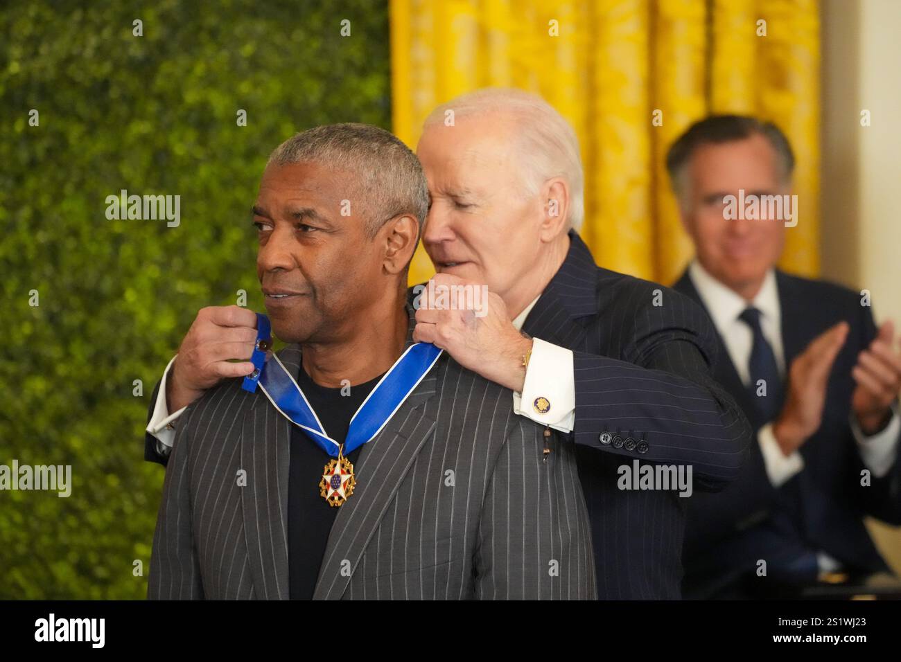 Washington, District of Columbia, USA. 4 gennaio 2025. Il presidente JOE BIDEN presenta la Medal of Freedom a DENZEL WASHINGTON, attore vincitore di un Oscar. La Presidential Medal of Freedom è la più alta onorificenza civile della nazione ed è stata assegnata a 19 persone. Crediti: Andrew Leyden/ZUMA Press Wire/ZUMA Wire/Alamy Live News Foto Stock