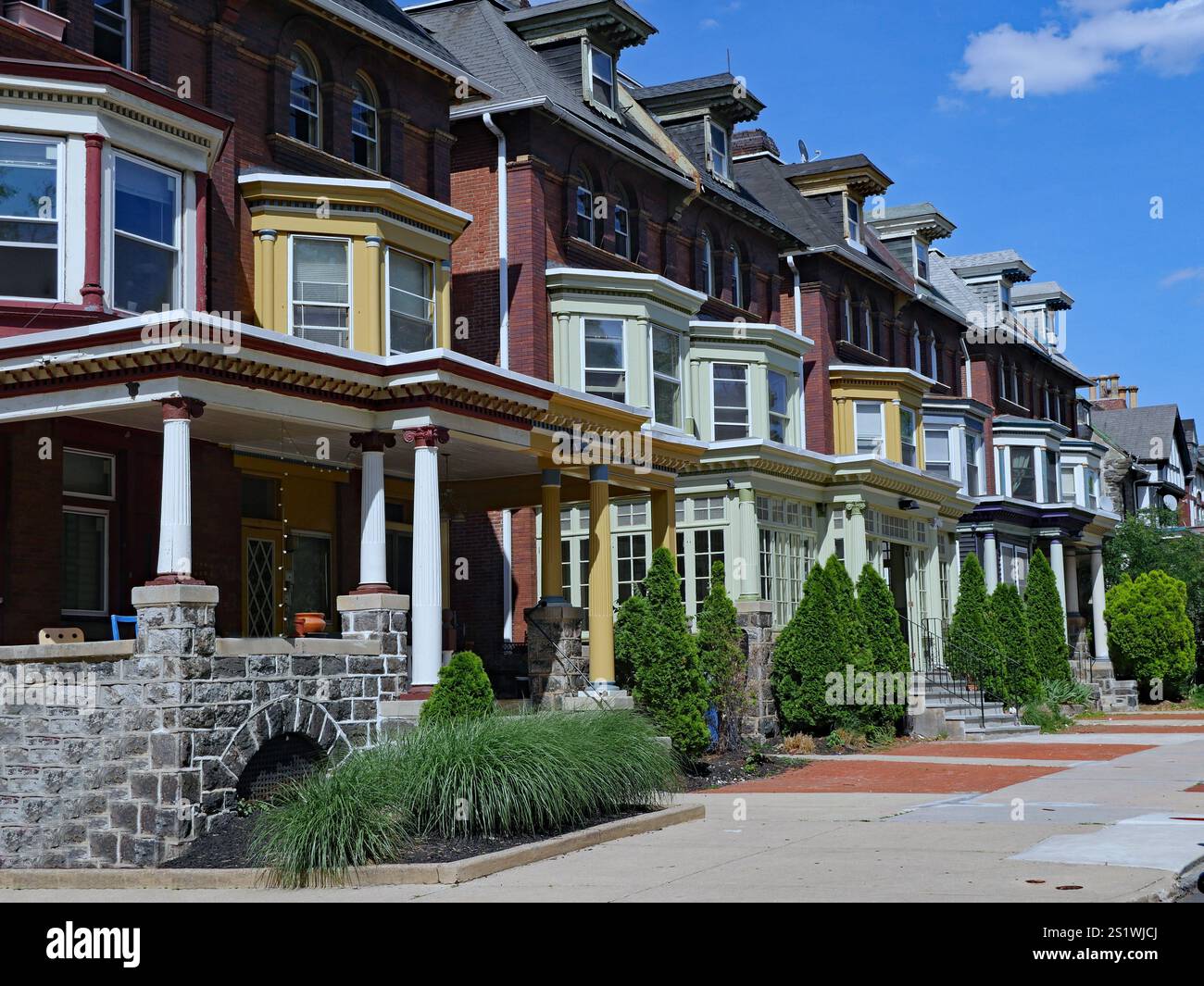 Tipica fila di case più vecchie nel quartiere Squirrel Hill di Filadelfia vicino all'Università della Pennsylvania, spesso utilizzate come case per studenti Foto Stock