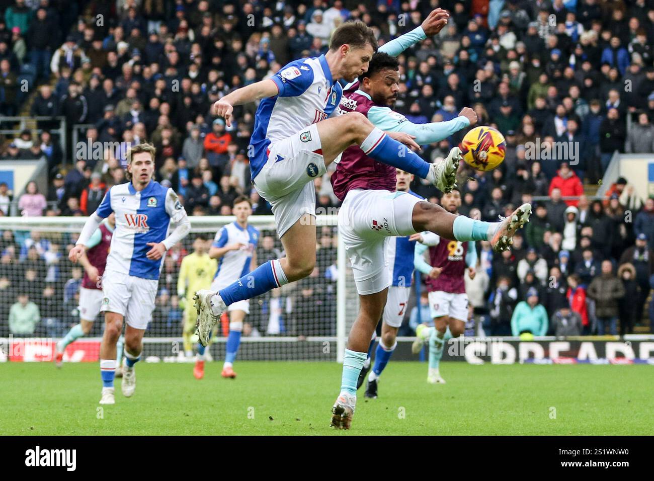 Burnley, Regno Unito. 4 gennaio 2025. Ewood Park, Blackburn, Inghilterra, Janaury 4th 2025: Dominic Hyam (5 Blackburn Rovers) controlla la palla durante l'EFL Sky Bet Championship match tra Blackburn Rovers e Burnley all'Ewood Park di Blackburn, Inghilterra, il 4 gennaio 2025. (Sean Chandler/SPP) credito: Foto SPP Sport Press. /Alamy Live News Foto Stock