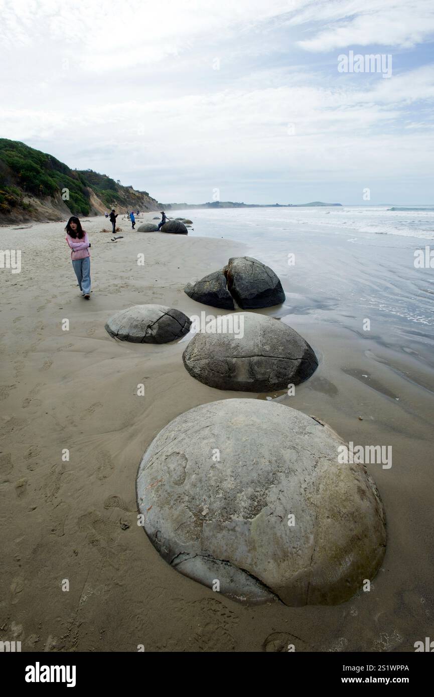 Persone che ricreano vicino a Moeraki Boulders Foto Stock