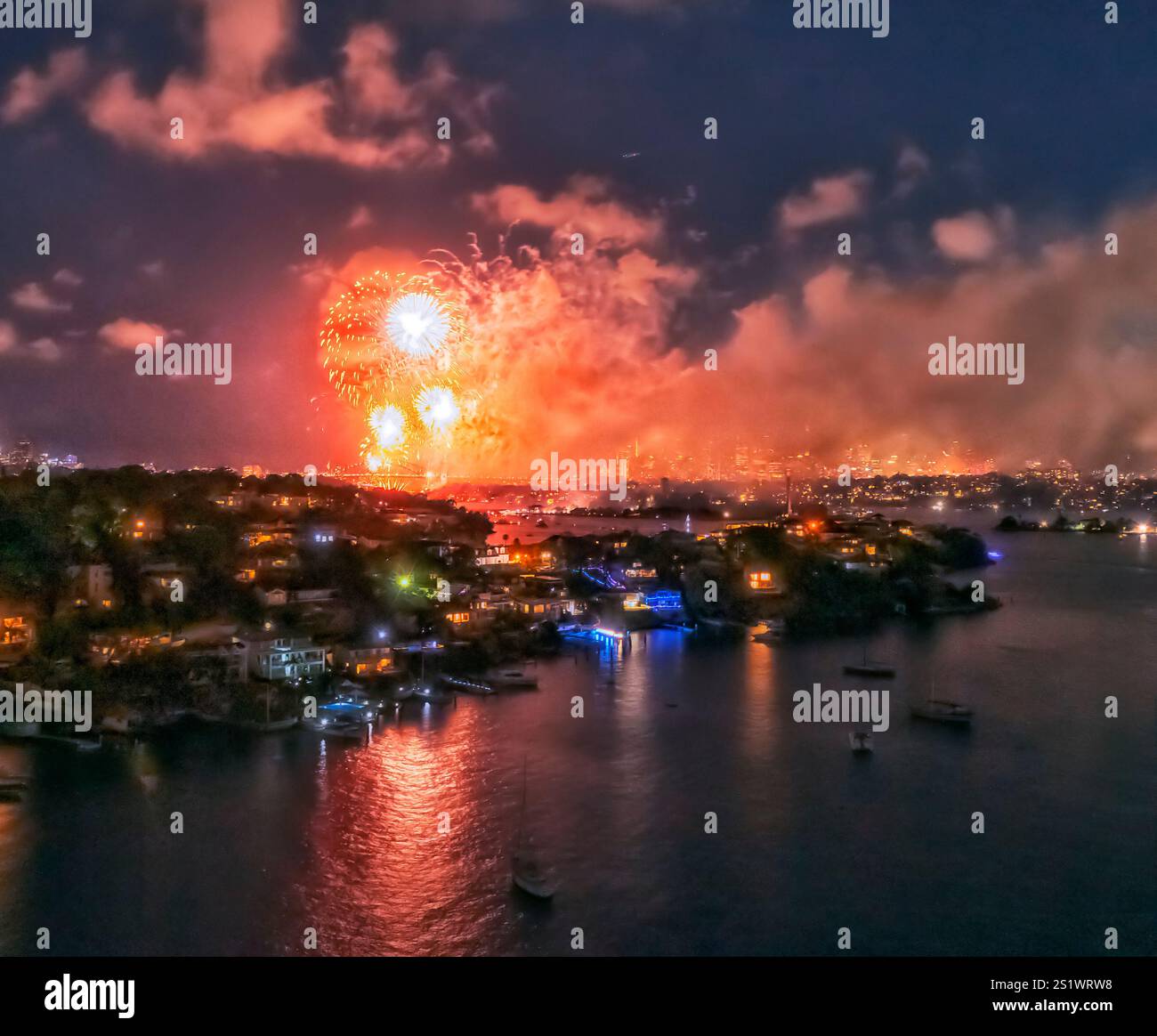 I sobborghi di Sydney Ovest sul Porto e sul fiume Parramatta a Sydney durante i fuochi d'artificio di Capodanno. Foto Stock