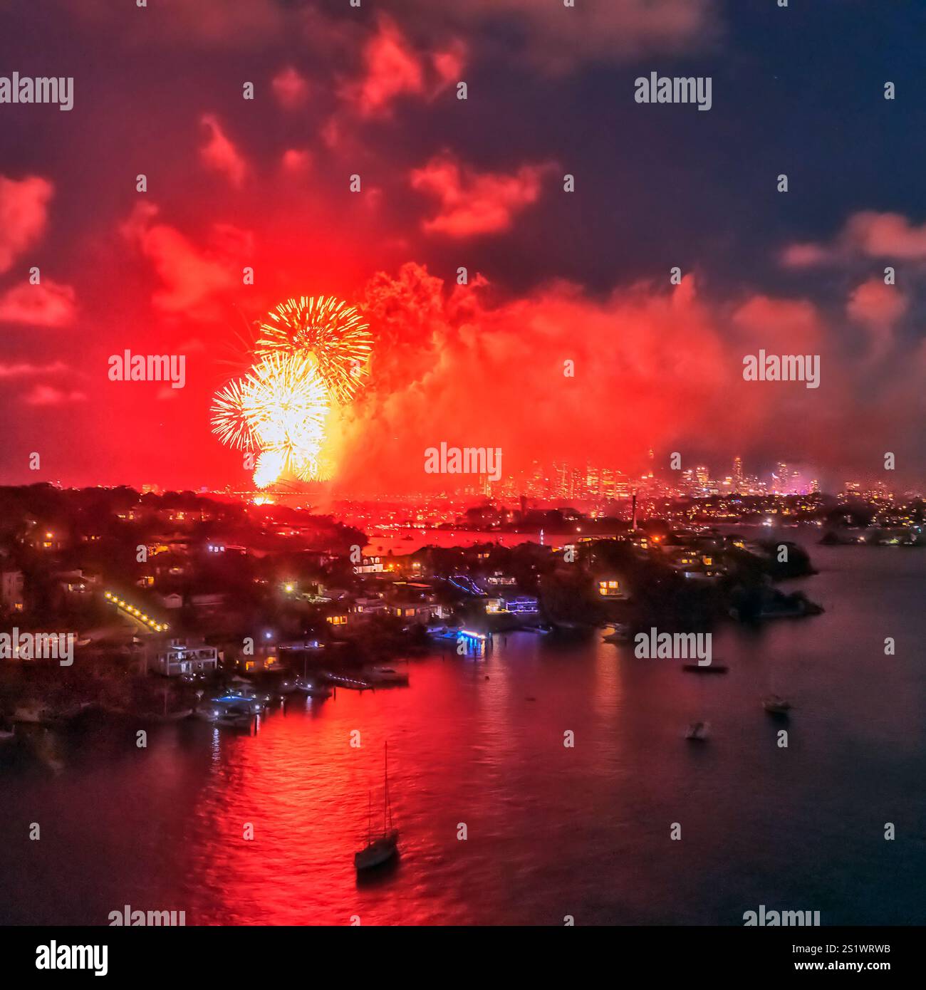 Spettacolari fuochi d'artificio rossi di mezzanotte del Capodanno sul paesaggio urbano del CBD di Sydney in Australia dal porto. Foto Stock
