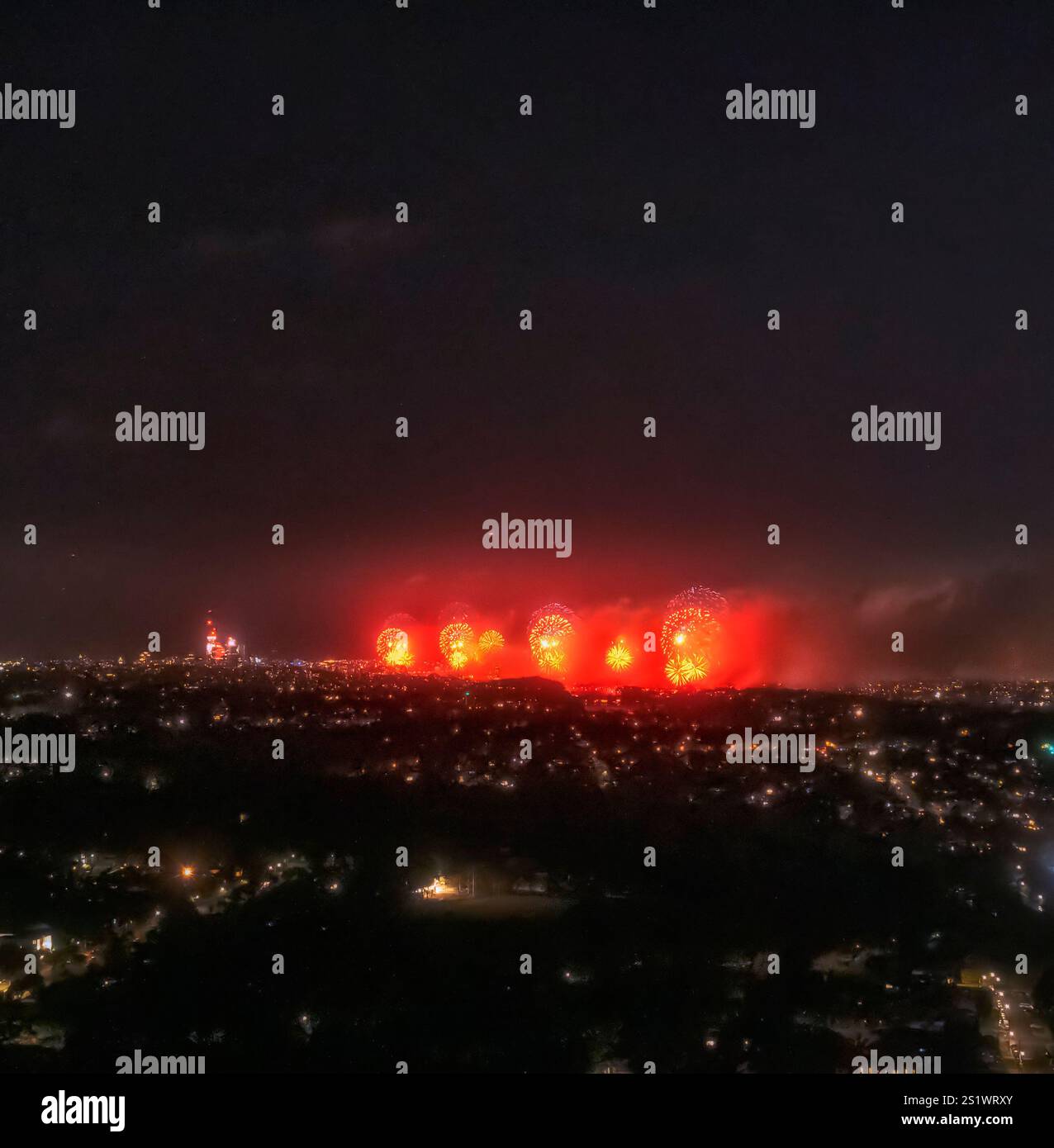 Fuochi d'artificio di mezzanotte di Capodanno distanti e considerevoli nella città di Sydney in Australia - paesaggio urbano aereo. Foto Stock