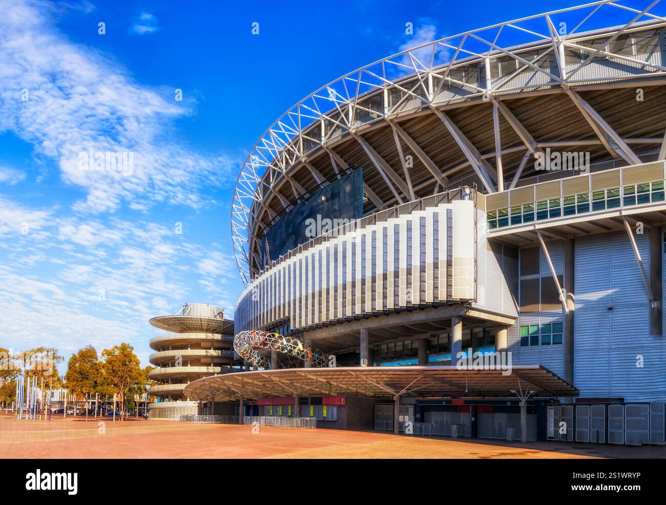 Moderna arena sportiva per competizioni e intrattenimento nel parco olimpico di Sydney in una giornata di sole - infrastrutture sportive dell'Australia. Foto Stock
