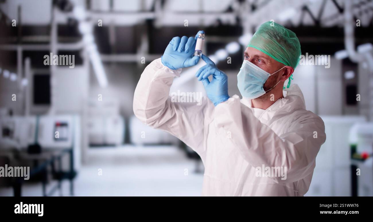 Lavoratore tecnico di produzione medica presso la fabbrica di vaccini Foto Stock