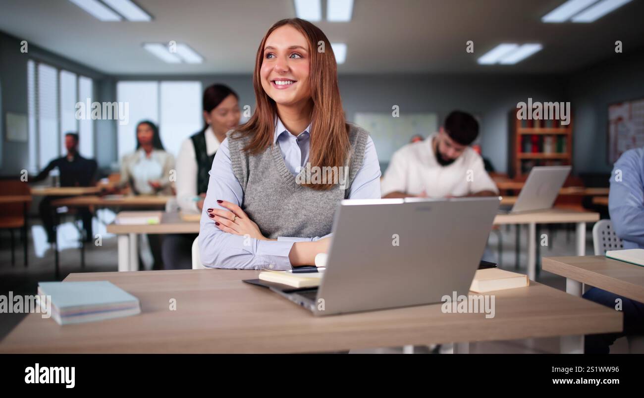 Studente perso in aula. Donna pensante con un'idea Foto Stock