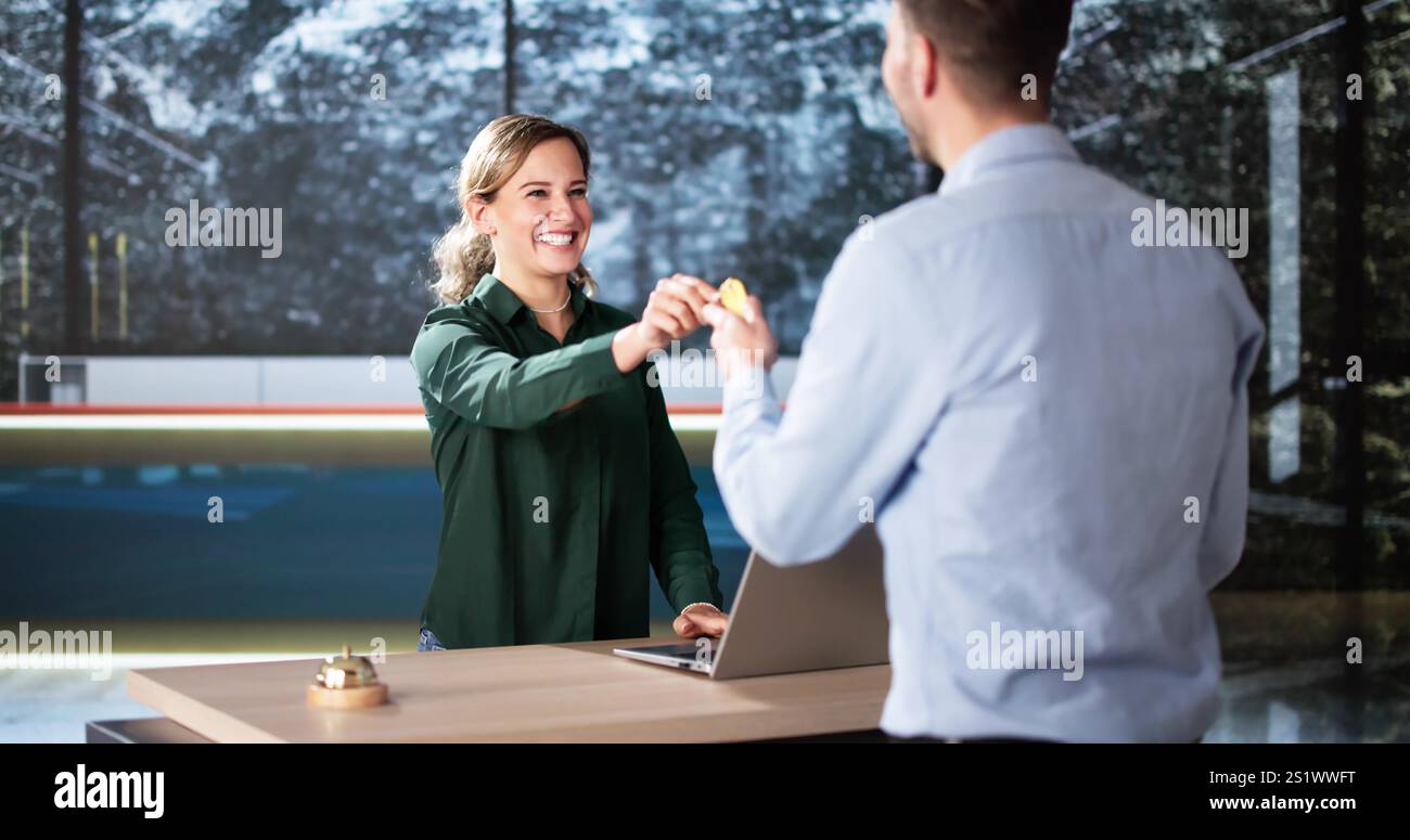 L'uomo dell'hotel parla con la receptionist. Travel Vacation Lifestyle Foto Stock