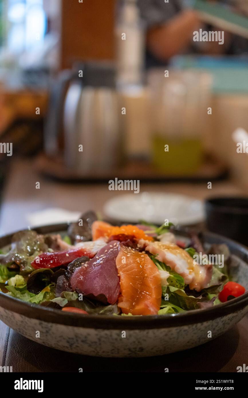 Insalata di sashimi di salmone e tonno servita sul piatto Foto Stock
