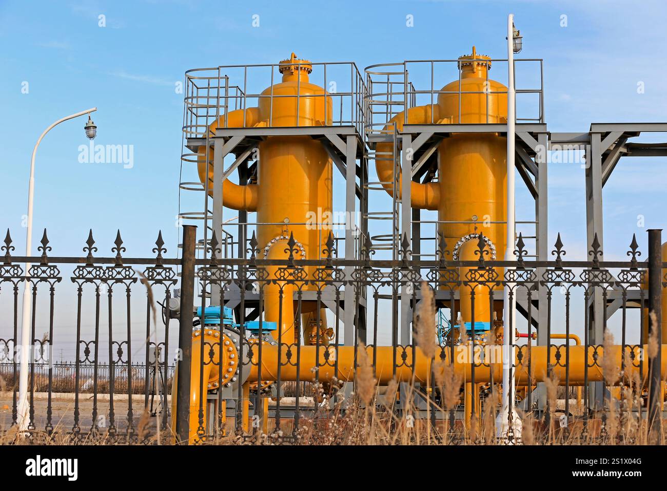 Attrezzature e tubazioni per giacimenti petroliferi Foto Stock