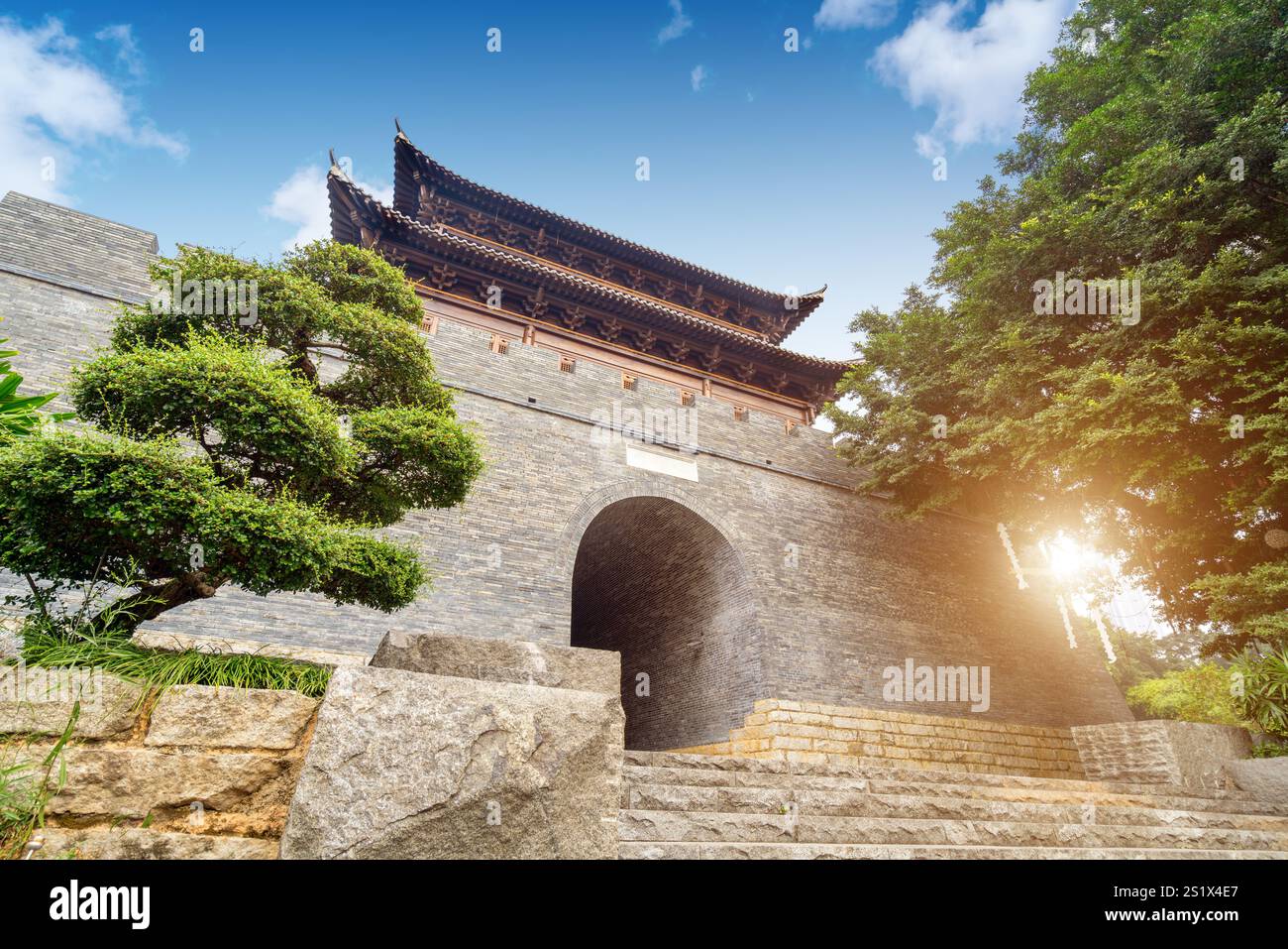 La porta Cangxi fu costruita per la prima volta durante la dinastia Song a Nanning, Guangxi, Cina. Foto Stock