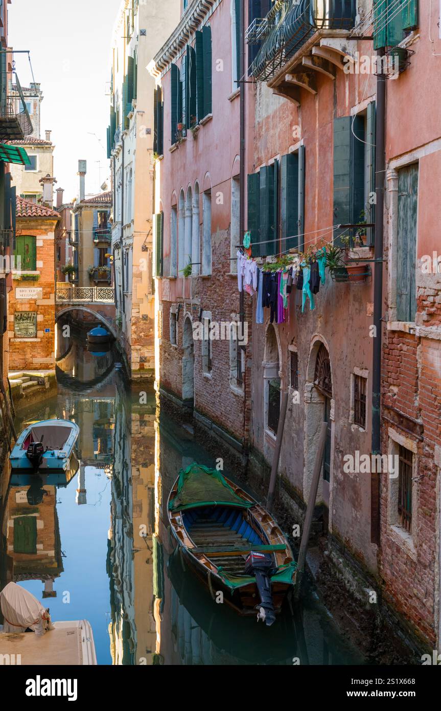 Venezia sembra essere in letargo nelle sue strade laterali. Foto Stock