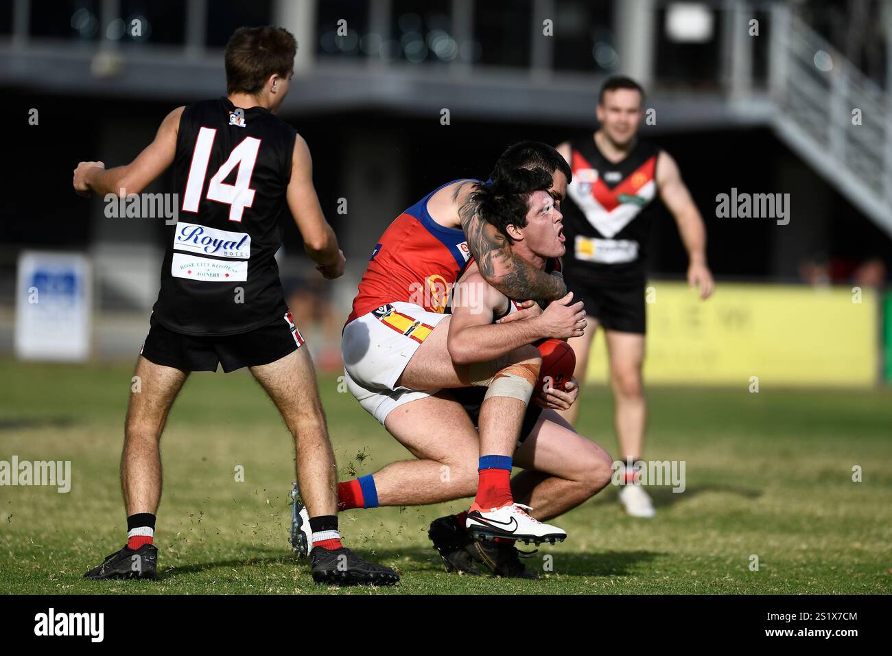 BENALLA, AUSTRALIA, 4 maggio 2024. Un brutale tackle durante la partita Australian Rules Goulburn Valley Football League del 2024, Benalla Saints vs Seymour Lions. Foto Stock