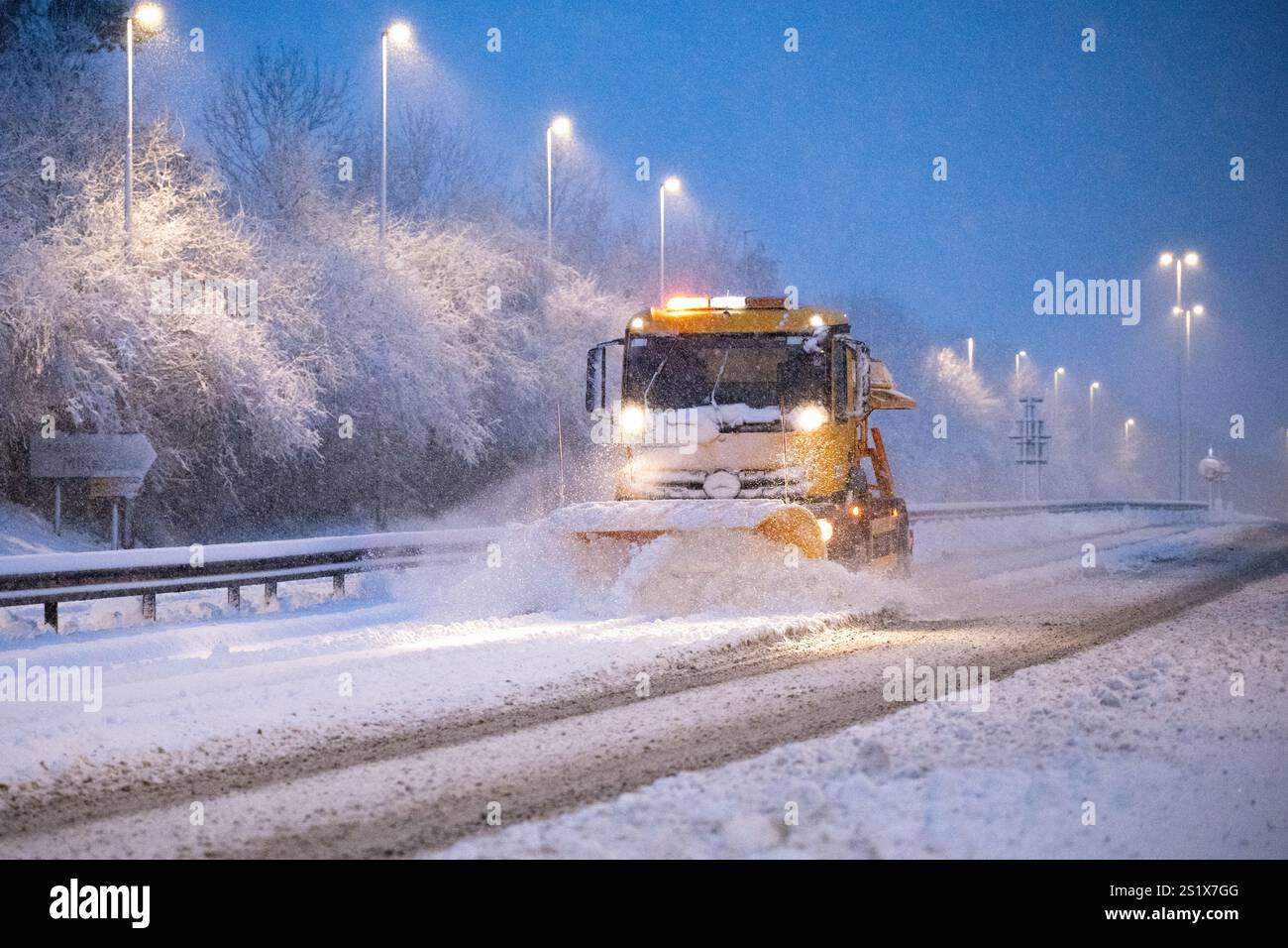 Burley a Wharfedale, Ilkley, West Yorkshire, Regno Unito. 5 gennaio 2025. Meteo nel Regno Unito - Un aratro nevoso che sgombra la strada A65 vicino a Burley a Wharfedale, Bradford Credit: Kay Roxby/Alamy Live News Foto Stock