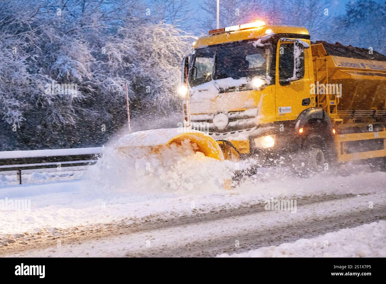 Burley a Wharfedale, Ilkley, West Yorkshire, Regno Unito. 5 gennaio 2025. Meteo nel Regno Unito - Un aratro nevoso che sgombra la strada A65 vicino a Burley a Wharfedale, Bradford Credit: Kay Roxby/Alamy Live News Foto Stock