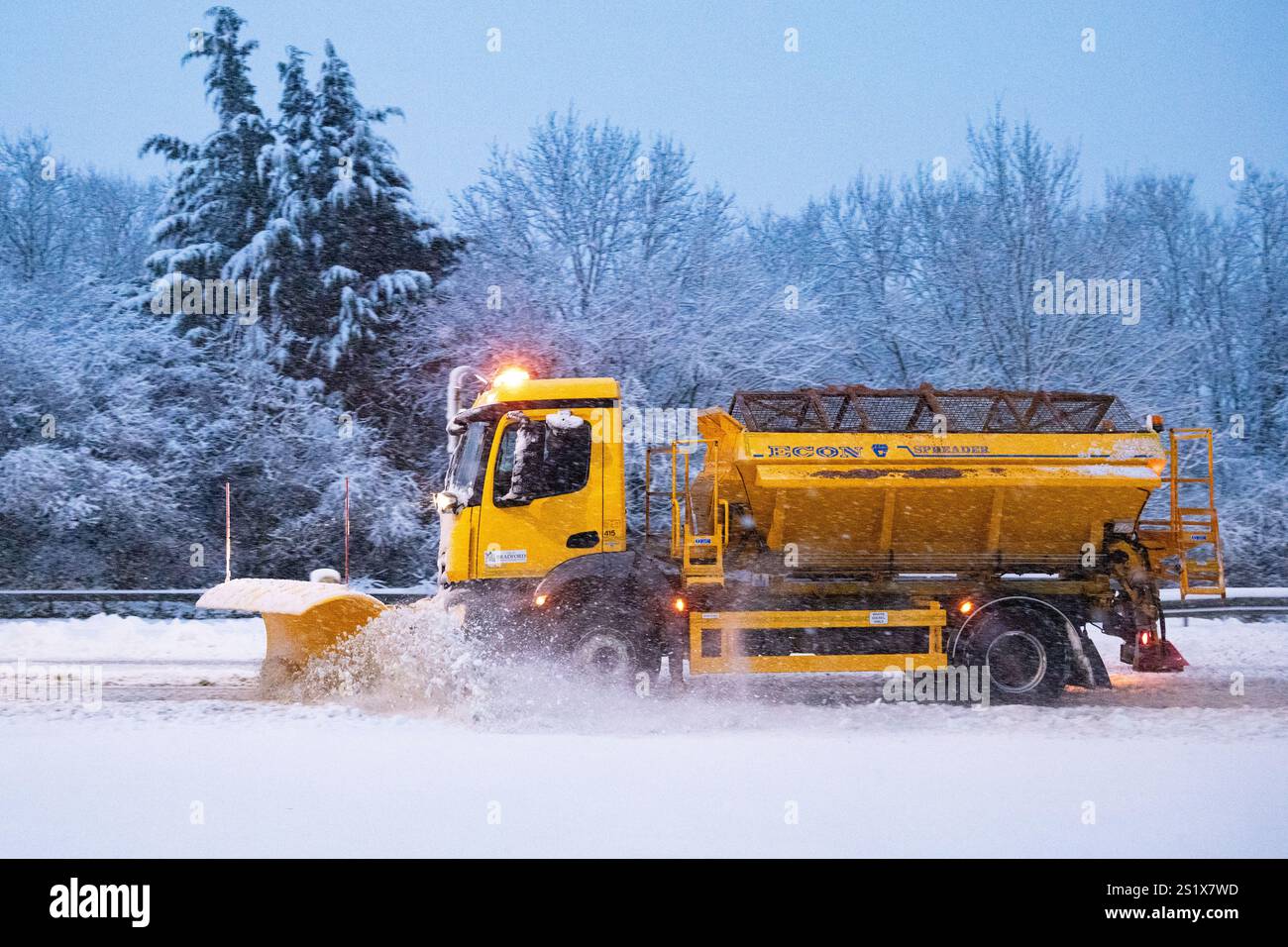 Burley a Wharfedale, Ilkley, West Yorkshire, Regno Unito. 5 gennaio 2025. Meteo nel Regno Unito - Un aratro nevoso che sgombra la strada A65 vicino a Burley a Wharfedale, Bradford Credit: Kay Roxby/Alamy Live News Foto Stock