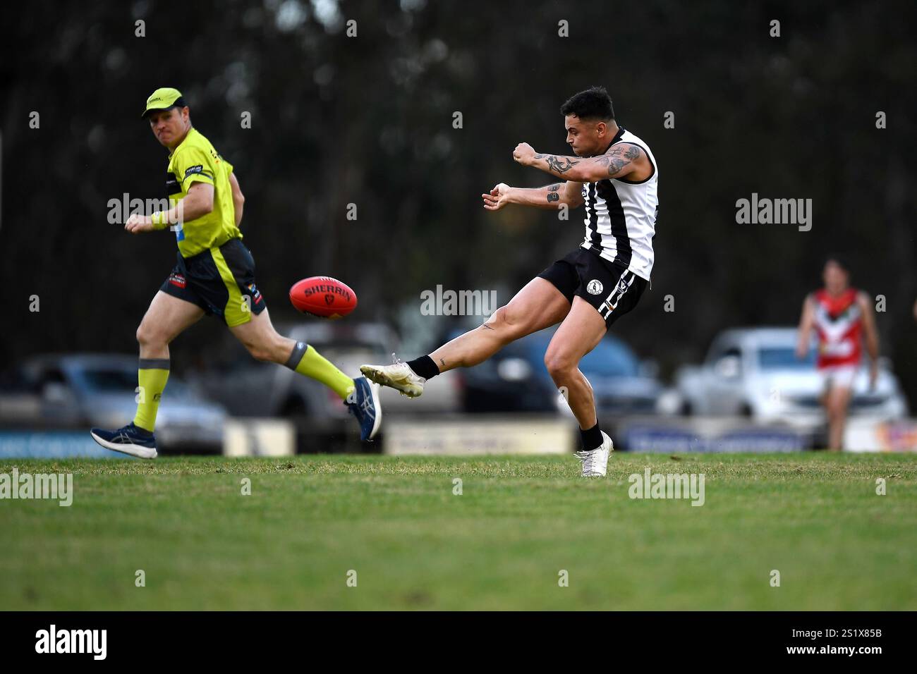 Un giocatore di Euroa calcia la palla durante il Football australiano, Goulburn Valley Football League round 6 Euroa Magpies vs Benalla Saints in Euroa Foto Stock